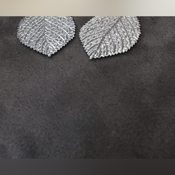 CLOSET CLEAR OUT!! UNIQUE,ONE OF A KIND STERLING SILVER leaves & pearl necklace! - Picture 2 of 9